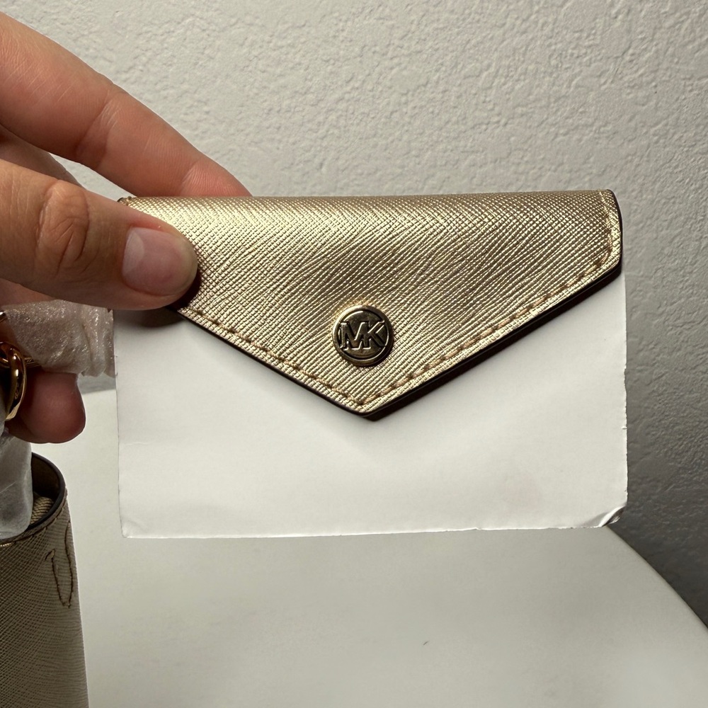Michael Kors Vincent Pale Gold Embossed Logo Crossbody Bag Cardholder NWT - Picture 9 of 12